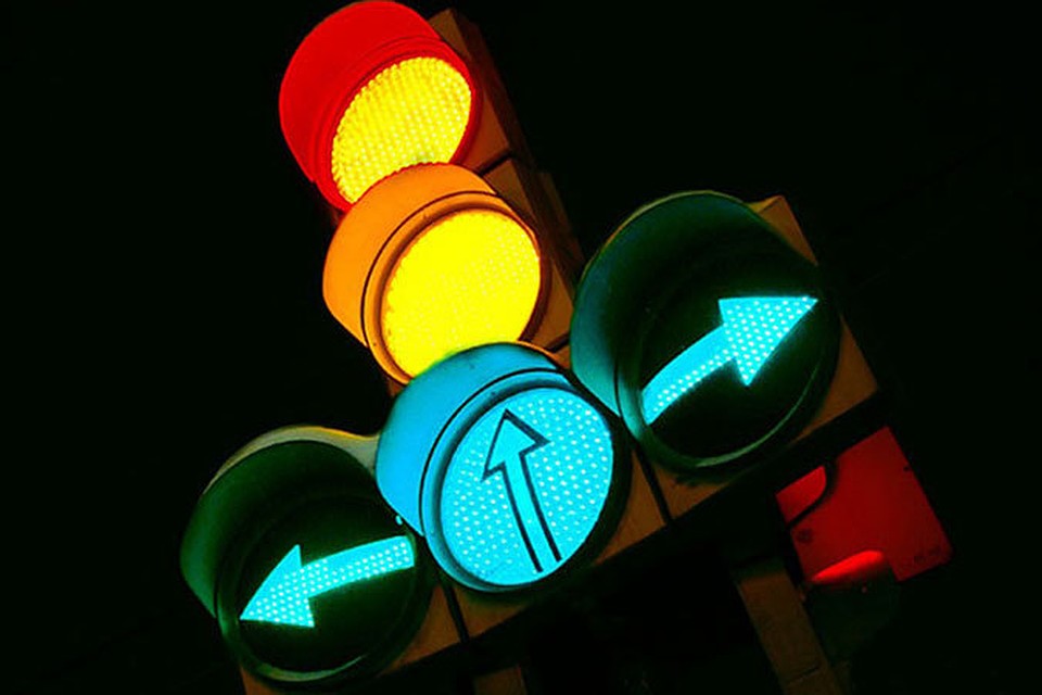 Светофор горит и красным и зелёным