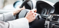 Как положение водителя может влиять на стиль вождения?